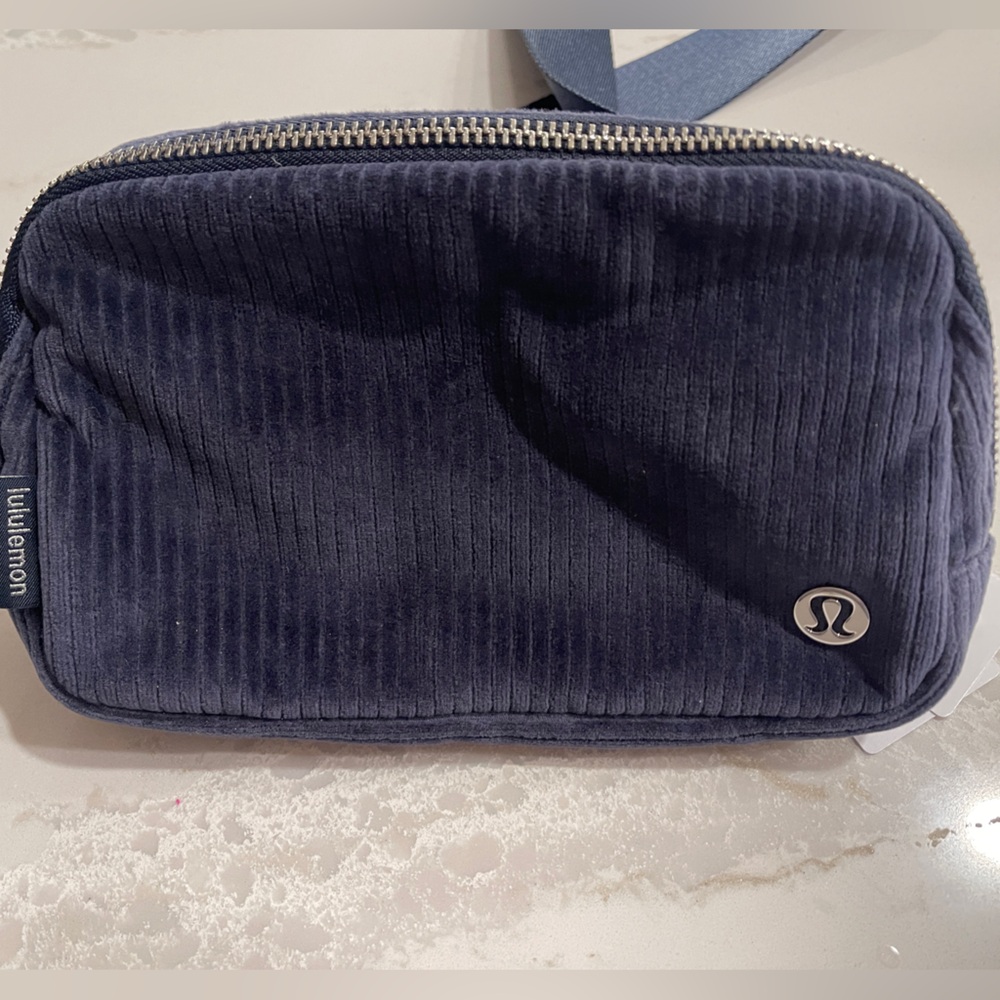 LULULEMON navy belt bag NWT